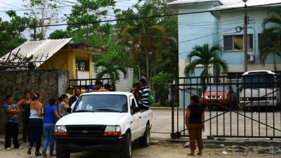 Familiares de la víctima acudieron ayer a Medicina Forense a reclamar el cadáver.