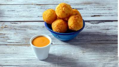 Servir las croquetas con aderezo de su preferencia.