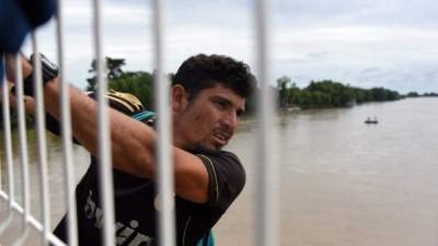 Los hondureños arriesgan sus vidas al lanzarse al río Suchiate para cruzar la frontera.