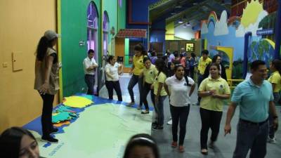 Estudiantes se divierten en una de las salas.