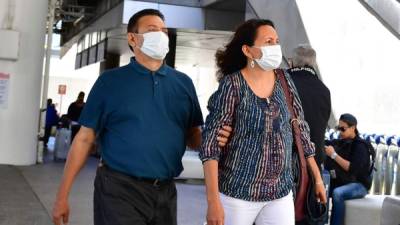 La medida es 'para proteger del contagio a los trabajadores de las terminales de ingreso al país y también proteger la salud de los usuarios de dichos servicios', informaron autoridades.