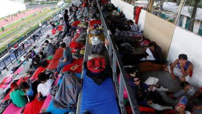 Grupos de migrantes descansan ayer lunes 5 de noviembre de 2018, en el deportivo Jesús Martínez Palillo de Ciudad de México (México).