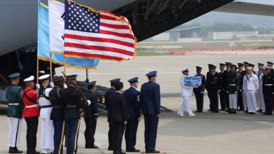 Guardias de honor de la ONU llevan cajas con los restos de soldados estadounidenses asesinados en la Guerra de Corea de 1950-53. EFE