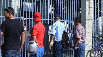 Imagen de los trabajadores que llegan al RAP, en San Pedro Sula, a solicitar actualización de sus cuentas individuales.