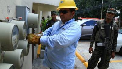 Empleado de la Enee revisando un contador.