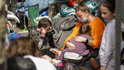 Una familia rusa permanece en un campamento improvisado a un costado de la Garita de San Ysidro, en Tijuana, estado de Baja California (México). EFE/ Joebeth Terriquez