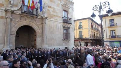 Numerosas personalidades se han colocado en semicírculo a la entrada del Palacio de Los Guzmanes, sede de la Diputación, para participar hoy en el minuto de silencio en recuerdo de la presidenta de la Diputación y del PP provincial, Isabel Carrasco.