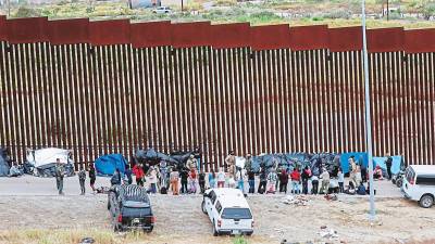 <b><span class=mln_uppercase_mln>muro.</span></b> Cientos de migrantes de muchos países llegan cada día a la frontera de EE UU.