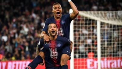 Mbappé celebrando un gol con Dani Alves. Foto AFP