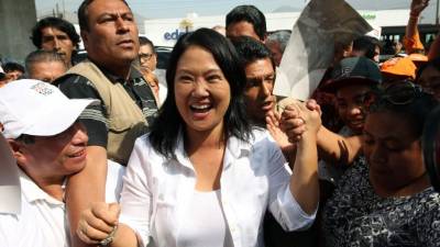 LIM01. LIMA (PERÚ), 10/05/2016.- La candidata a la presidencia de Perú, Keiko Fujimori (c), participa hoy, martes 10 de mayo de 2016, de un acto proselitista en el populoso distrito limeño de San Juan de Lurigancho (Perú). Fujimori aseguró a los medios locales que no rehuye de debatir con Kuczynski en el norte de Perú mientras se trate del único debate que el Jurado Nacional de Elecciones (JNE) organizará antes de los comicios del 5 de junio. EFE/Ernesto Arias