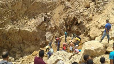 Tres hombres permanecen atrapados en mina artesanal el sur de Honduras.