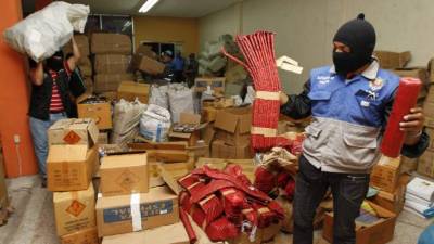 Agentes en un operativo realizado en Tegucigalpa de pólvora valorada en L2 millones en diciembre de 2014. Foto de archivo.