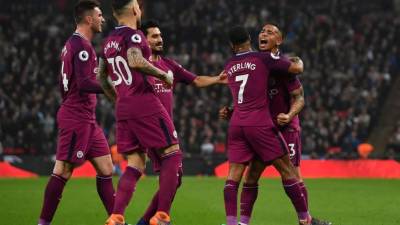 Gabriel Jesús es felicitado por sus compañeros tras marcar uno de los goles del Manchester City ante Tottenham. Foto AFP