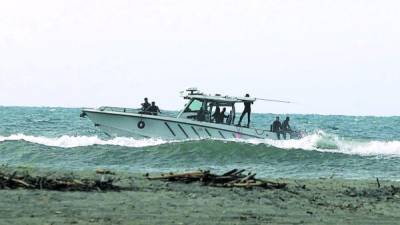 Unas ocho embarcaciones de la Naval hondureña mantienen una intensa búsqueda desde el domingo pasado.