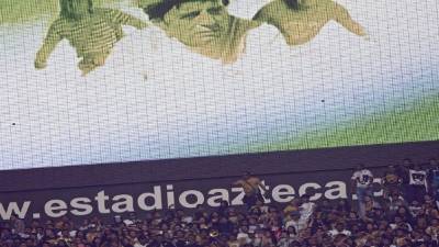 En las pantallas del Estadio Azteca se dio un homenaje previo a Chespirito durante el partido entre América y Pumas.