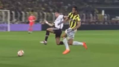 Así fue la escalofriante entrada de Pepe a un jugador del Fenerbache.