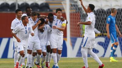 Rambrant Flores (C) of Honduras jubilates with his team mates after scoring a goal against Slovakia during the two teams' football match in the FIFA U-17 World Cup 2013, at the Mohammad Bin Zayed Stadium in Abu Dhabi, on October 20, 2013. AFP PHOTO/MARWAN NAAMANI