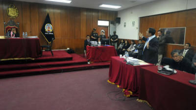 El ex presidente (1990-2000), Alberto Fujimori, escucha a su abogado William Castillo que habla durante una audiencia.
