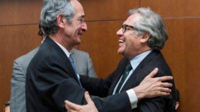 El expresidente de Guatemala, Álvaro Colom, y Luis Almagro, secretario general de la OEA.