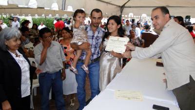 Miguel Ángel Ramos y Gregoria García, con su hija en brazos, recibieron el diploma de matrimonio del alcalde Alexander López.