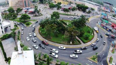 Vista aérea sobre el redondel del Monumento a la Madre en la ciudad.