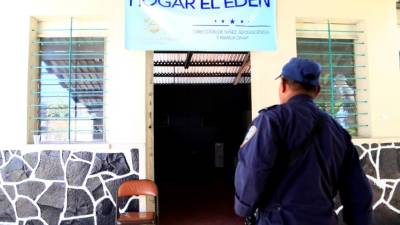 Las autoridades de la Policía Nacional dan seguridad a los migrantes.