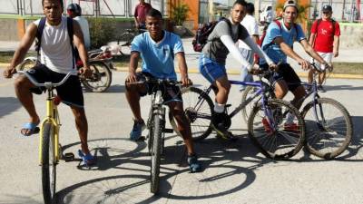 Los jugadores del Honduras Progreso llegaron en bicicletas al estadio Humberto Micheletti. Foto Neptalí Romero