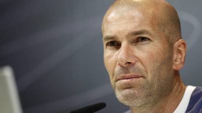 El entrenador del Real Madrid, Zinedine Zidane, durante la rueda de prensa ofrecida tras el entrenamiento que ha realizado hoy la plantilla en Valdebebas para preparar el partido pendiente de la 21ª jornada de LaLiga Santander 2016/2017, que disputarán mañana contra el Celta de Vigo en Balaídos. FOTO EFE/Chema Moya
