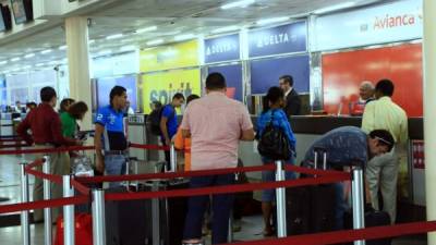 Pasajeros en el aérea de aerolíneas del Ramón Villeda Morales. Foto: Amílcar Izaguirre.