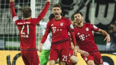 (L to R) Bayern Munich's Dutch midfielder Arjen Robben, Bayern Munich's Polish forward Robert Lewandowski, Bayern Munich's German forward Thomas Mueller and Bayern Munich's Spanish midfielder Thiago Alcantara celebrate during the German football Cup DFB Pokal semifinal match Bayer 04 Leverkusen vs Bayern Munich in Leverkusen, western Germany, on April 17, 2018. / AFP PHOTO / Patrik STOLLARZ / RESTRICTIONS: ACCORDING TO DFB RULES IMAGE SEQUENCES TO SIMULATE VIDEO IS NOT ALLOWED DURING MATCH TIME. MOBILE (MMS) USE IS NOT ALLOWED DURING AND FOR FURTHER TWO HOURS AFTER THE MATCH. == RESTRICTED TO EDITORIAL USE == FOR MORE INFORMATION CONTACT DFB DIRECTLY AT +49 69 67880 /