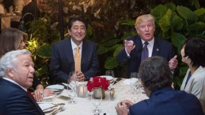 Trump cenó con el primer ministro nipón, Shinzo Abe, en su resort de Mar-a-Lago, apenas unos días después de que se descubrieran violaciones a la salubridad en su cocina.