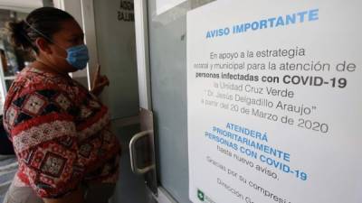 Una mujer utiliza una mascarilla para protegerse del coronavirus en México. Foto: AFP