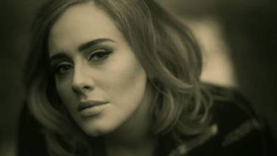 La cantante británica Adele estrenó hoy en un programa británico de radio su primer sencillo, de nombre 'Hello', del que será su tercer álbum, cuyo lanzamiento se prevé para el próximo mes.
