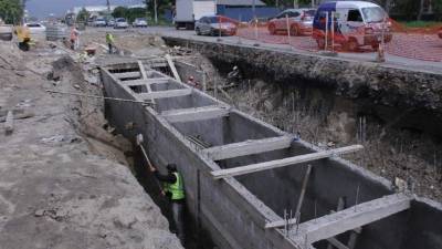 En la 33 calle se construye un colector, pero no es suficiente para drenar toda el agua lluvia en esa parte del sureste.