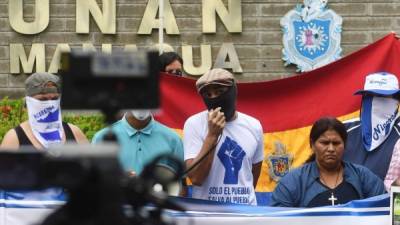 Manifestantes protestan frente a la sede de la Universidad Nacional Autónoma de Nicaragua, que ha sido escenario de varios enfrentamientos entre la oposición y las fuerzas gubernamentales.