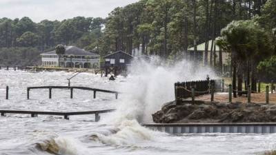Las autoridades advirtieron a los residentes del Panhandle en Florida que no salgan a la calle durante la tormenta. 'Es mortal', advirtió el gobernador Rick Scott./EFE.