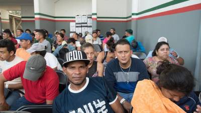 Migrantes hondureños realizan tramites para ordenar su estancia en México en el municipio de Suchiate, en Chiapas (México). Imagen de archivo.