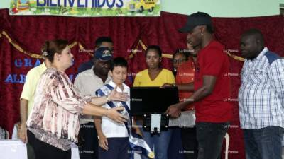 Alberth Elis al momento de la entrega de computadoras a la escuela Fidelina Cerros en la colonia Suyapa en Chamelecón. Foto Jorge González