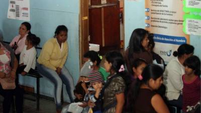 Diariamente son muchos los hondureños que llegan a los centros de salud enfermos con el virus.