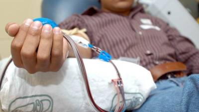 Un hombre dona sangre en un hospital.