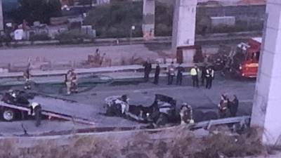 Escena del accidente del vehículo Tesla en Toronto, Canadá.