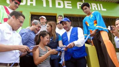 El ministro Mario Pineda, el alcalde Leopoldo Crivelli y otras autoridades cortan la cinta.