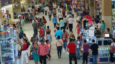 Pasajeros de varias partes del país llegaron ayer a la terminal.