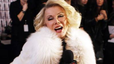 Joan Rivers, la escandalosa y sarcástica comediante que se abrió paso en el mundo de los programas nocturnos de televisión dominados.