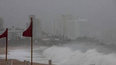 Selma avanza a 7 kilómetros por hora con dirección noroeste y desarrolla vientos sostenidos de 65 kilómetros por hora y rachas de hasta 85 kilómetros.Foto EFE.