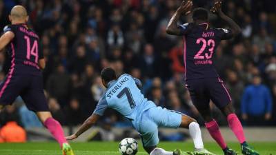 Sterling fue derribado por el jugador Umtiti del Barcelona. Foto AFP.