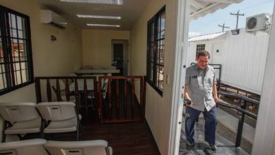 El presidente de la CSJ, Jorge Rivera Avilés, se apresta a ingresar a una de las nuevas salas de audiencia. Foto: Wendell Escoto