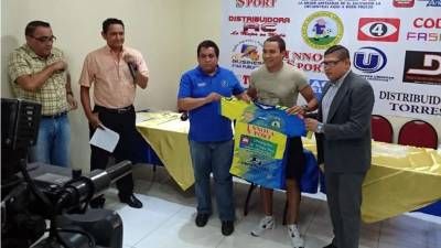 Julio César 'Rambo' de León cuando era presentado por el Municipal Limeño.