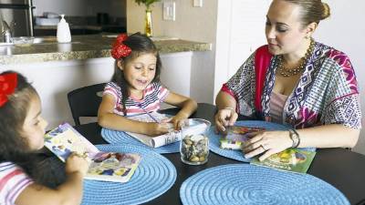 Desde enero en Avalon Park, Orlando: Kathielly Soto con sus hijas Scarlett, 6 (centro) y Charlotte Pacheco, 3 (izquierda).