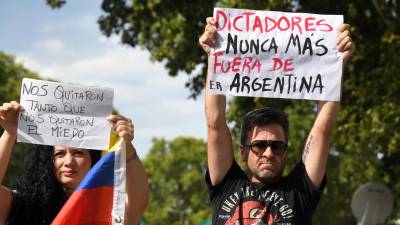 Manifestantes venezolanos se manifiestan en Buenos Aires contra la participación de Maduro en la Celac. El mandatario chavista anunció hoy que no viajaría a Argentina para asistir a la cumbre.